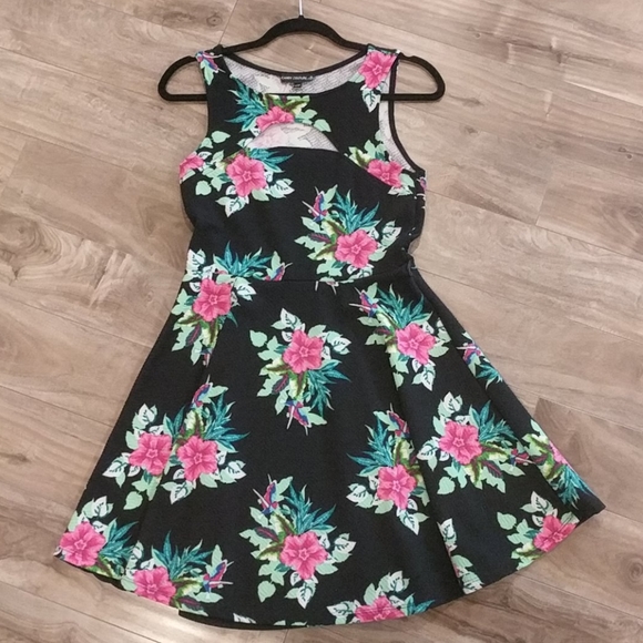 ❄️ 3/$25 Floral Fit and Flare Dress with Cut-Out